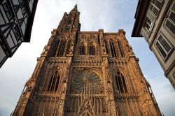 Cattedrale di Strasburgo, Francia  - Capolavoro di arte gotica che svetta dal cuore della città, la cattedrale di Notre-Dame ha una splendida facciata in arenaria rossa che si accende ...