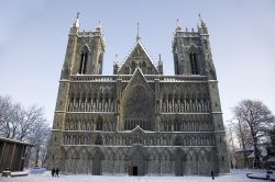 Cattedrale di Trondheim, fotografata in inverno. ...