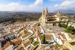 Cattedrale e centro storico di Olvera in Andalusia, Spagna meridionale - © Marques / Shutterstock.com