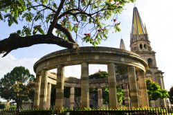Cattedrale e Rotonda de los Jalisciences Ilustres: sono le due strutture più significative della città di Guadalajara. In un passato non troppo remoto la Rotonda, intesa come memoriale, ...