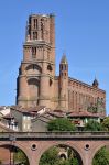 La Cattedrale di Santa Cecilia e il ponte della ferrovia di Albi (Occitanie, Francia).