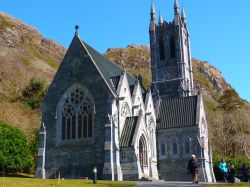 Una chiesa gotica nel complesso della Kylemore Abbey: ci troviamo nella regione del Connemara in Irlanda (Contea di Galway).