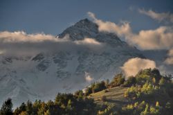 Le montagne del Caucaso fotografate al tramonto lungo la strada che conduce a Mestia (Georgia), il capoluogo dell'Upper Svaneti