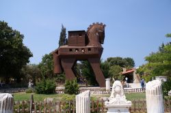 Il famoso Cavallo di Troia in legno è stato ricostruito per attirare i turisti negli scavi archeologici più famosi della Turchia - © arway / Shutterstock.com
