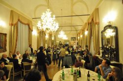 Cena con Delitto al Castello Bevilacqua (Provincia Verona). Un evento molto atteso è l'appuntamento annuale della Grande Festa Medievale, quando all'inizio della primavera la ...