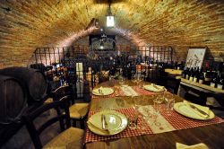 Una Cena romantica nelle cantine del Ristorante al Castello Bevilacqua (Verona)