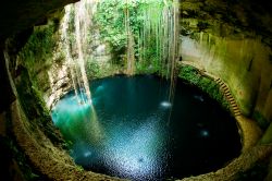 Il magnifico Cenote di Ik Kil si trova vicino a Chichen Itza in Messico. La penisola dello Yucatan à piena di queste cavità carsiche, che costituiscono anche delle importanti risorse ...