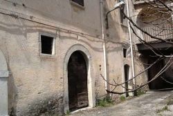 La visita del centro di Castelpetroso, il borgo montano della Provincia di Isernia in Molise.