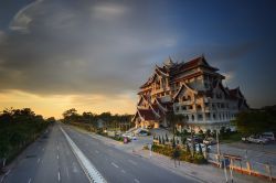 Centro culturale alla Rajabhat University, Ubon Ratchathani - Oltre agli splendidi templi che rappresentano l'anima religiosa della Thailandia, passeggiando per il centro di Ubon, così ...
