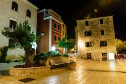 Il centro storico di Makarska (Croazia), alla sera - © anshar / Shutterstock.com