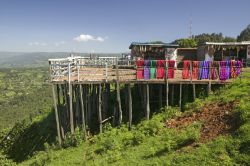 Centro Masai sul bordo della Rift Valley in Kenya, il basso strutturale che sta divedendo il corno d'Africa e la prte sud-orientale del continente, tentando di aprire un nuovo mare interno ...