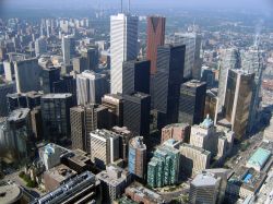 Centro Toronto (Canada) visto dalla piattaforma panoramica della CN Tower - © Artefficient / Shutterstock.com