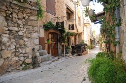 Centro di Tourrettes sur Loup, Francia - Sorta attorno al suo maestoso castello fortificato, Tourrettes sur Loup ha saputo mantenere intatta nel corso dei secoli la sua ricchezza architettonica. ...