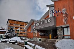 Centro amministrativo Mont de Lans Les alle Duex Alpes in Francia. Il villaggio è gestito da due diversi comuni, il secondo si chiama Venosc