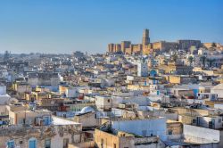 il centro della Medina di Sousse, una delle più interessanti della Tunisia, la nazione più vicina all'Italia di quelle del nord Africa. Sulla vetta della medina si erge il ...