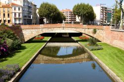 Centro di Perpignan, Francia: il fiume Basse, assieme al Tet attraversa il centro della città più importante del Rossiglione, situata quasi al confine con la Spagna - © Natursports ...