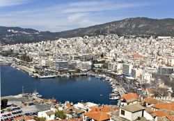 Foto panoramica del centro e del porto di Kavala, Grecia - Cuore dell'industria e dell'esportazione del tabacco macedone, la vivace e pittoresca città di Kavala è una delle ...