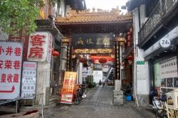 Centro storico ad Hangzhou: via dello shopping della località della Cina