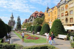 La lunga piazza del centro storico di Timisoara, nella parte occidentale della Romania - © Tupungato / Shutterstock.com 