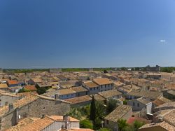 Veduta aerea del centro storico di Aigues Mortes, Francia - Situata nel dipartimento Gard nella regione della Linguadoca-Rossiglione, Aigues Mortes è un comune di poco più di 8 ...