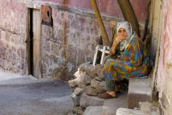 Centro storico Ankara una donna turca osserva il passeggio di turisti - © Kobby Dagan / Shutterstock.com 