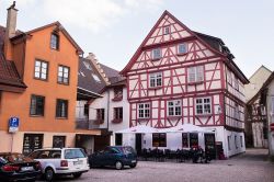 Casa a graticcio nel centro storico di Biberach an der Riss, Germania - La tradizionale architettura a graticcio, con la facciata spezzata da travi in legno disposte in senso verticale e obliquo, ...