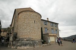 Una veduta del centro storico di questo antico borgo abbarbicato sulle Gorges du Loup a 760 metri di altitudine