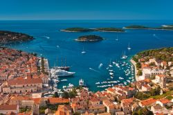 il centro storico di Hvar (Isola di Lesina) è considerato una specie di museo a cielo aperto, con palazzi pregevoli, strade lastricate e una cerchia muraria ancora integra adriatico Dalmazia ...