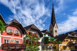 Il centro storico di Halstatt: si nota il campanile della Parrocchiale, la chiesa principale del borgo dell'Alta Austria. Dentro la chiesa si trova un celebre trittico gotico, opera di Leonhard ...