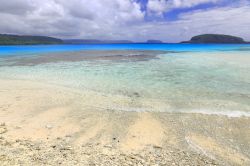 Champagne Beach, l'incredibile spiaggia di isola Espiritu Santo, facente parte dell'arcipelago delle Vanuatu - © livcool / Shutterstock.com