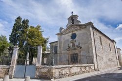 Chapelle des Penitents Gris di Aigues Mortes, Provenza - All'interno del borgo provenzale, nella zona est, si trova la Chapelle des Penitents Gris costruita fra il 1607 e il 1611. Situata ...