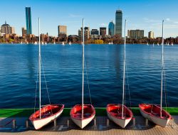 Boston si affaccia sul Charles River (per gli amici "The Charles"), il fiume lungo 129 km che nasce a Hopkinton e scorre verso nord-est attraversando 23 città, prima di tuffarsi ...