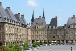Charleville, la vasta Place Ducale. Questa doppia cittù del nord-est della Francia, nella regione di Champagne-Ardenne Pays, ed è famosa per il suo Festival delle Marionette, che ...