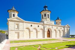 Chateau Cos D'Estournel, è uno dei castelli che si trova a nord di Bordeaux, in  Aquitania (Francia) - © PHB.cz (Richard Semik) / Shutterstock.com