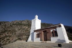 Chefchaouen, Marocco: una piccola moschea di montagna - © Dan Schreiber / Shutterstock.com