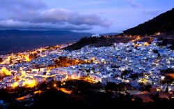 Chefchaouen, fotografia notturna della medina blu del Marocco - © Zzvet / Shutterstock.com