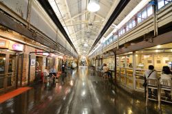 Interno del Chelsea Market a New York, Stati Uniti. Una veduta dei negozi all'interno del mercato coperto di New York City - © Sean Pavone / Shutterstock.com 