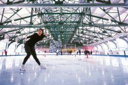 Chelsea Piers Rink a New York, Stati Uniti. La struttura sportiva che ospita il pattinaggio su ghiaccio indoor di New York


