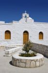 A Kimolos, isola greca delle Cicladi, l'unico centro abitato è Choriò, che letteralmente significa proprio "il paese". Nell'immagine una tipica chiesetta bianca, ...