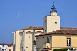 La Chiesa di San Francesco d'Assisi domina le skyline di Port Grimaud, sud della Francia - © Christian Musat / Shutterstock.com