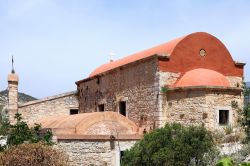 Arte religiosa a Kastellorizo, isola del Dodecaneso - Oltre alla bella cattedrale di Agios Konstantinou a est di Mandraki, meritano una visita anche i monasteri Moni Agiou Georgiou e Stefanou ...