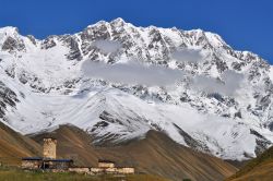 La chiesa di Lamaria Svaneti a Usghuli, Georgia. Sorge in un incantevole posizione a 2.400 metri di quota dove si respira un'intensa spiritualità e dove si trova anche il cimitero.
 ...