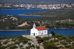 una chiesa sull'isola di Murter, domina da una collina questo tratto di mare della Dalmazia, lungo le coste della Croazia  - © Philip Lange / Shutterstock.com