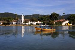 La baia di Paraty cona la chiesa di Santa Rita e il centro sittadino in stile Coloniale regione. Siamo nella regione di Rio de Janeiro in Brasile - © ostill / Shutterstock.com