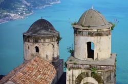 Chiesa dell'Annunziata a Ravello, come si ammira dai belvedere di VIlla Rufolo e Villa Cimbrone, da cui si gode di una vista magnifica della Campania meridionale, specialmente della Costa ...