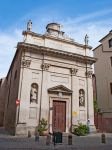 La facciata della chiesa di San Daniele Martire, tra i maggiori luoghi di culto medievali di Padova - © Ammit Jack / Shutterstock.com