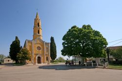 Chiesa San Giovanni Evangelista vicino a Medulin (Croazia) - Circondata da alberi alti che sembra vogliano abbracciarla, questo edificio ecclesiastico regna sul cielo azzurro con sobrietà ...