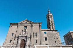 La chiesa di San Juan de los Panetes a Saragozza, Spagna, ha un campanile a pianta ottagonale che riprende elementi rinascimentali e mudejàr, ed è pendente come la torre di Pisa. ...