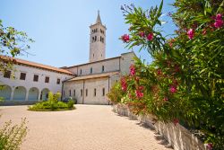 Chiesa Santa Agnese di Medulin, Istria (Croazia) - Per la forma che si sviluppa in altezza in un monoblocco solo con il campanile e per la struttura che invece nella parte bassa si allunga ma ...