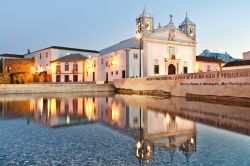 La Chiesa di Santa Maria a Lagos, un delle città più celebri della regione dell'Algarve in Portogallo - © Ricardo Furtado / Shutterstock.com